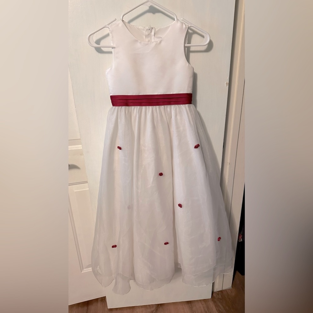 Girls’ white dress with little roses - very trendy - cute - formal -